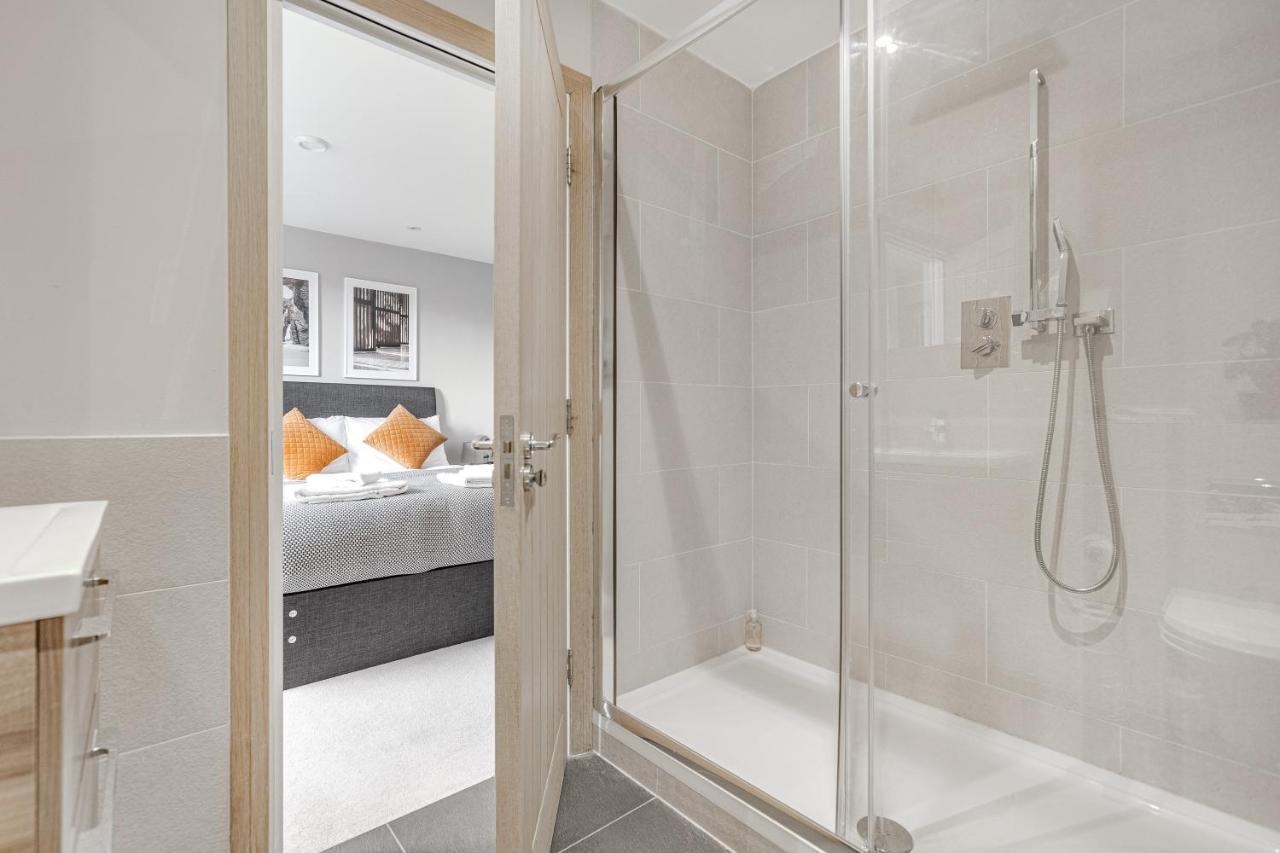 צ'רטסי Contemporary 2 Bedroom Apt, Town Centre By Tent Serviced Apartments מראה חיצוני תמונה